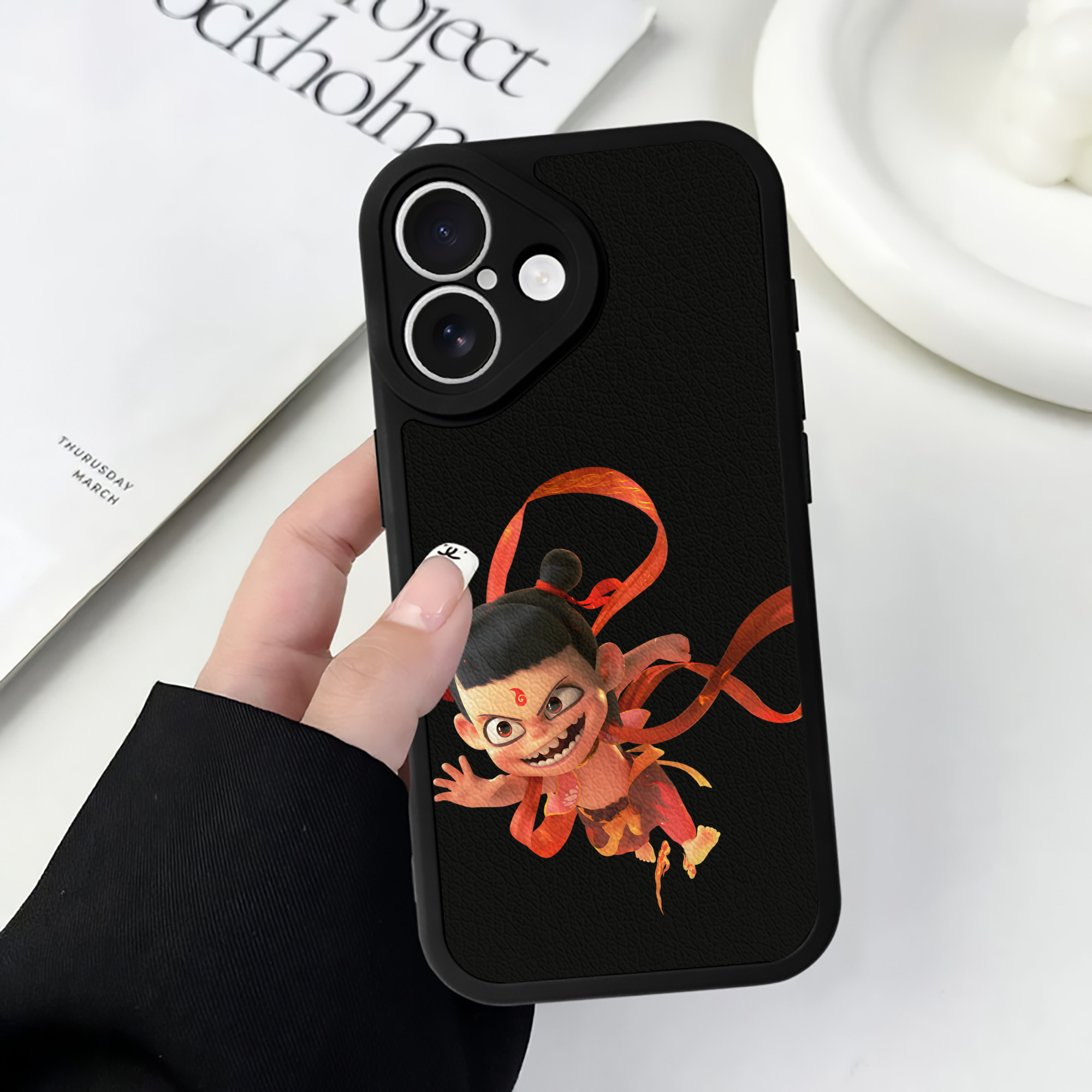 （画像用） Ne Zha 2 ナタ 魔童の大暴れ 【iPhone 16シリーズ対応】シリコンスマホケース（レザー調） 材質：シリコン